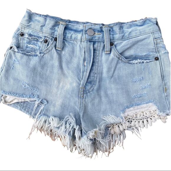 FREE PEOPLE Womens Cut Off Light Wash Crochet Denim Distressed Shorts Size 24 - Picture 2 of 8